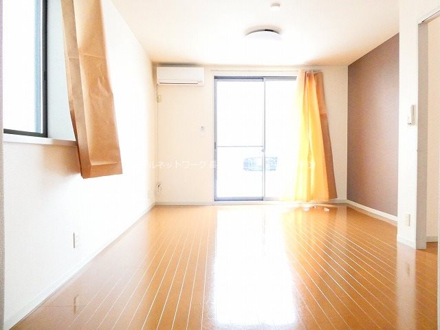 居室・リビング　写真は102号室です（反転してます）