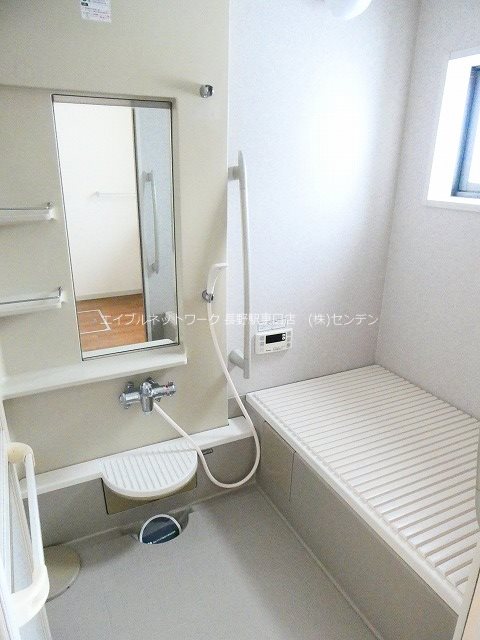 バス・シャワールーム　写真は102号室です（反転してます）