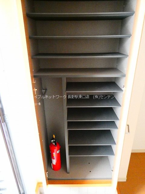 玄関　写真は102号室です（反転してます）