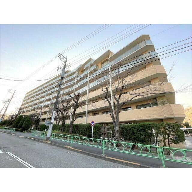 建物外観　鉄筋コンクリート造のがっちりとした建物。