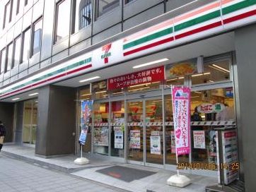 コンビニ　セブンイレブン千代田岩本町2丁目店（コンビニ）まで129m