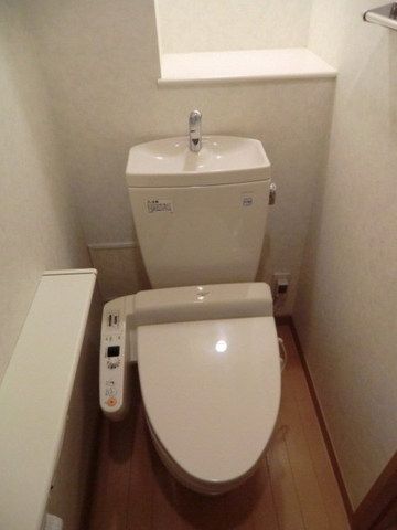 トイレ　ゆったりトイレスペース　ウォシュレット付便座