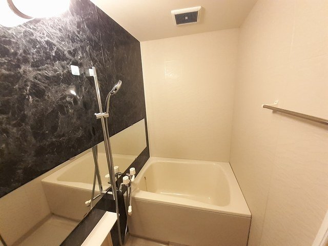 バス・シャワールーム　コンパクトで使いやすいお風呂です