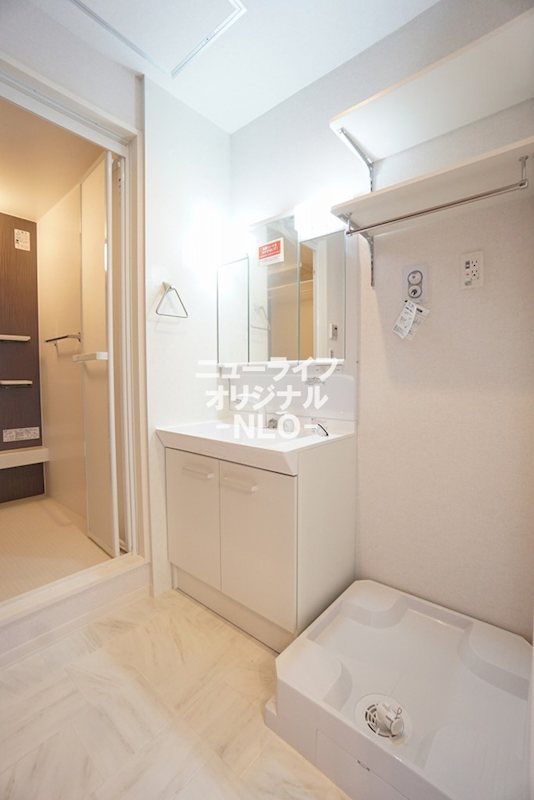 洗面設備　身支度で左右や後ろまで確認できる三面鏡式キャビネット☆