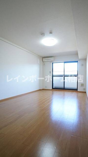 居室・リビング　こちらのリビングで趣味の時間をお楽しみください