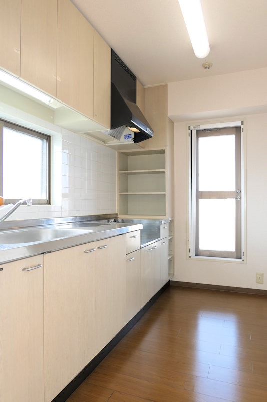 キッチン　キッチンからルーフバルコニーの出入りが可能です♪