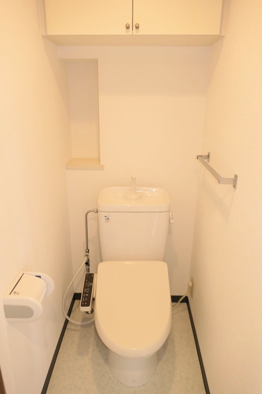 トイレ　温水洗浄便座（残置品）・収納棚付きトイレ♪