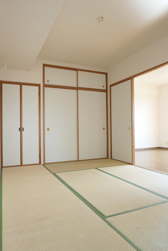 収納　リビングと繋がる和室には天袋付きの押入れ＆収納完備♪