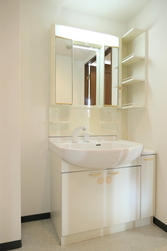 洗面設備　便利な３面ミラー付きの大型シャワードレッサー完備♪