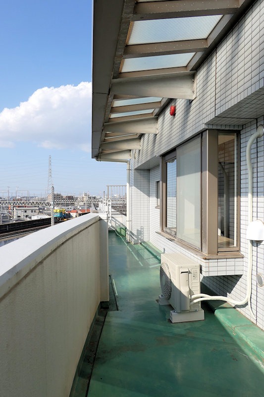 バルコニー　天井ガラスのある西面バルコニーで急な雨でも安心♪