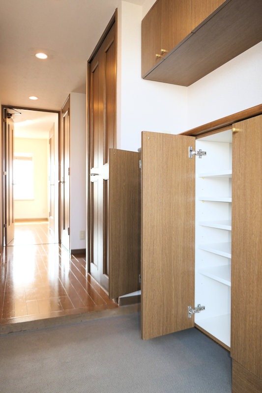 玄関　上下に収納可能なシューズＢＯＸのほかに玄関収納完備♪