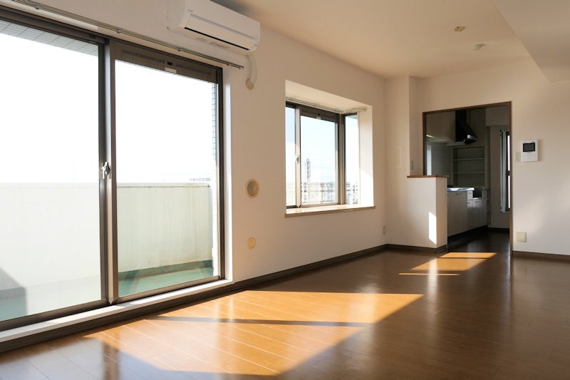 居室・リビング　西面バルコニーに面した明るく開放的なリビングダイニング♪