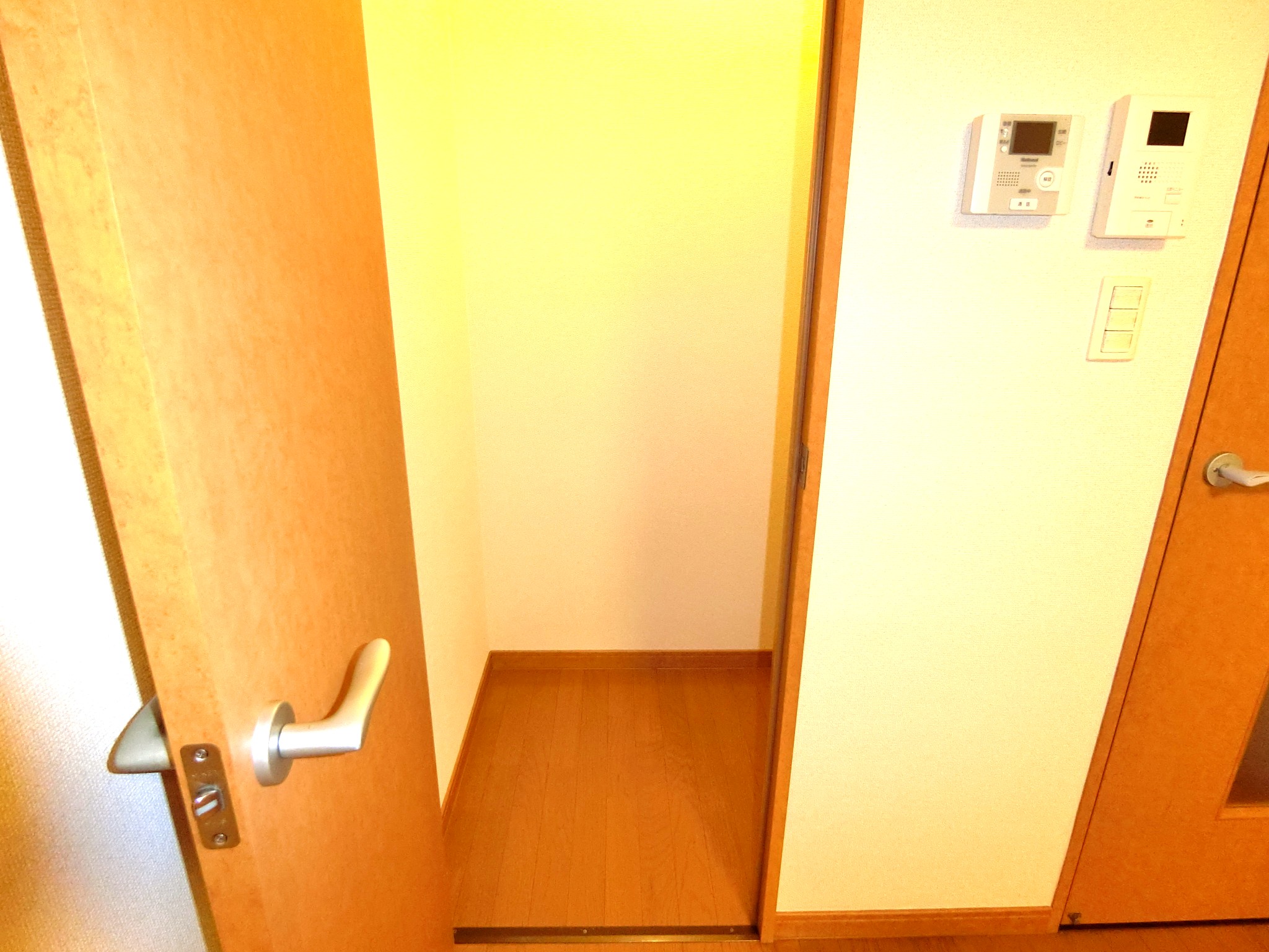 収納　奥行の有りハンガーパイプ付のクローゼットです☆