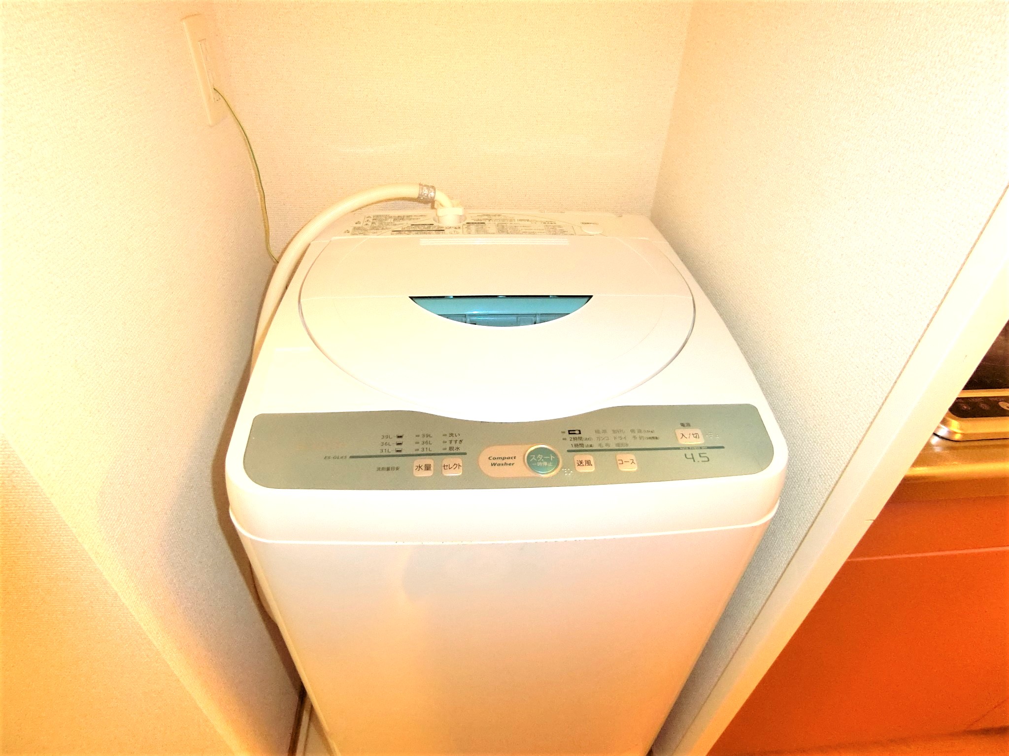 洗面設備　室内に全自動洗濯機が備え付けです☆