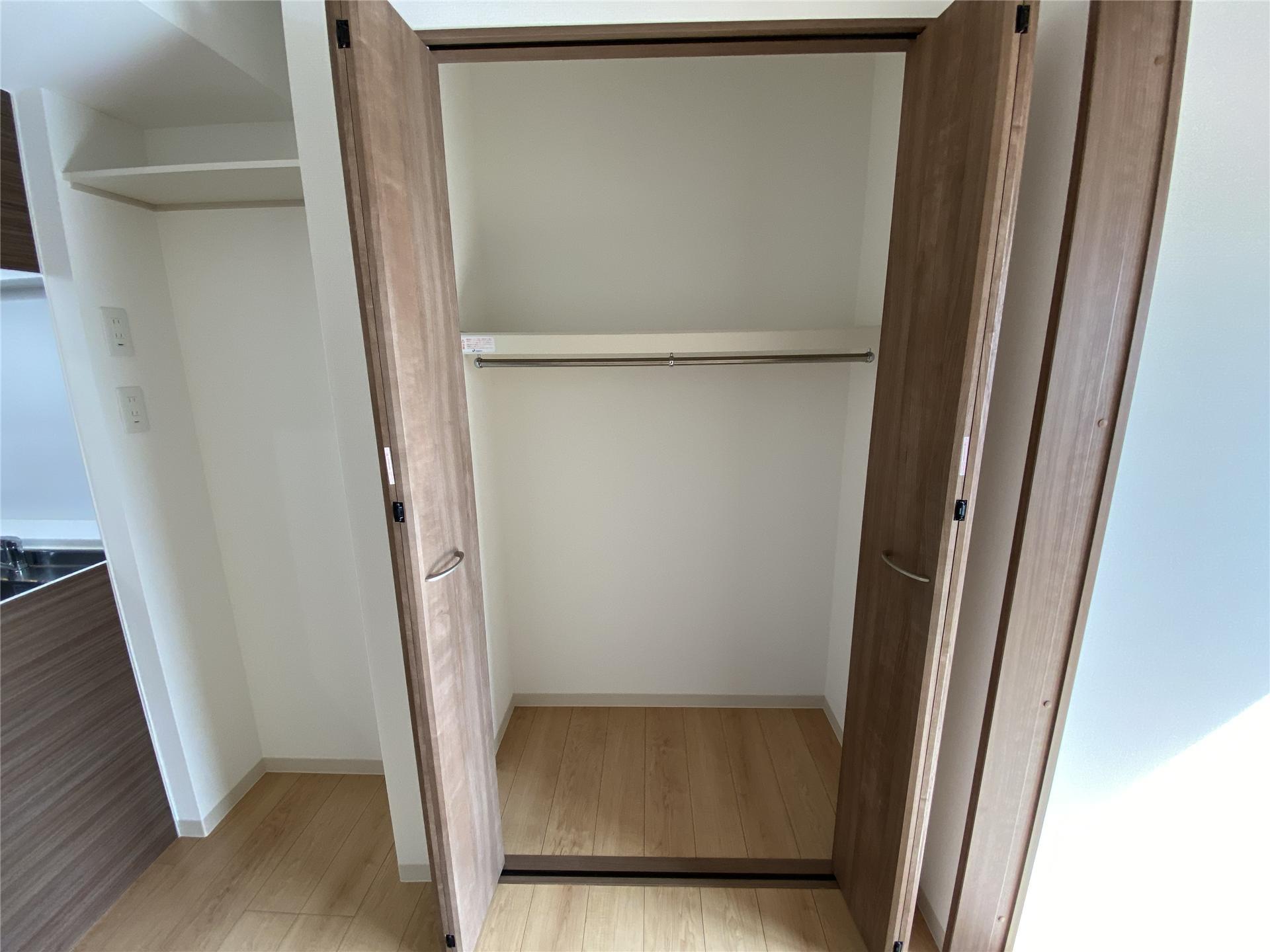 収納　上部にもハンガーバーあるクローゼットです