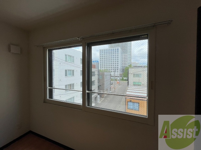 バルコニー　窓が大きいので風の通りが良さそうですね！！