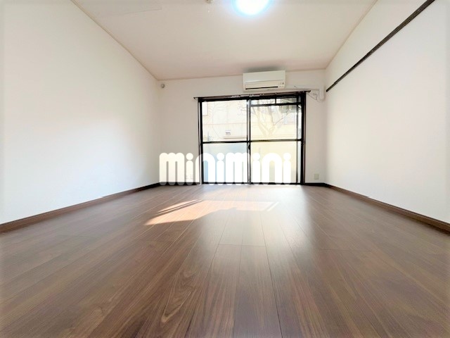 居室・リビング　玄関側から見たお部屋