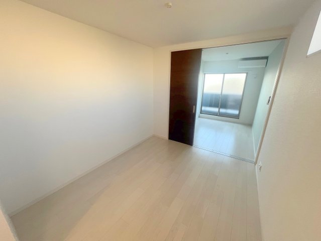 居室・リビング　明るく広々としたリビングです。