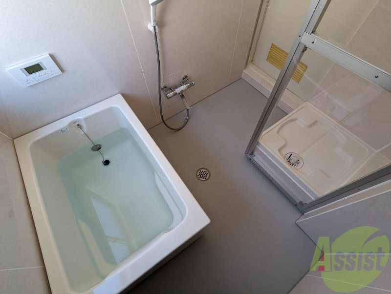 バス・シャワールーム　少し珍しい構造、洗濯機には硝子盤で水がかかりません。