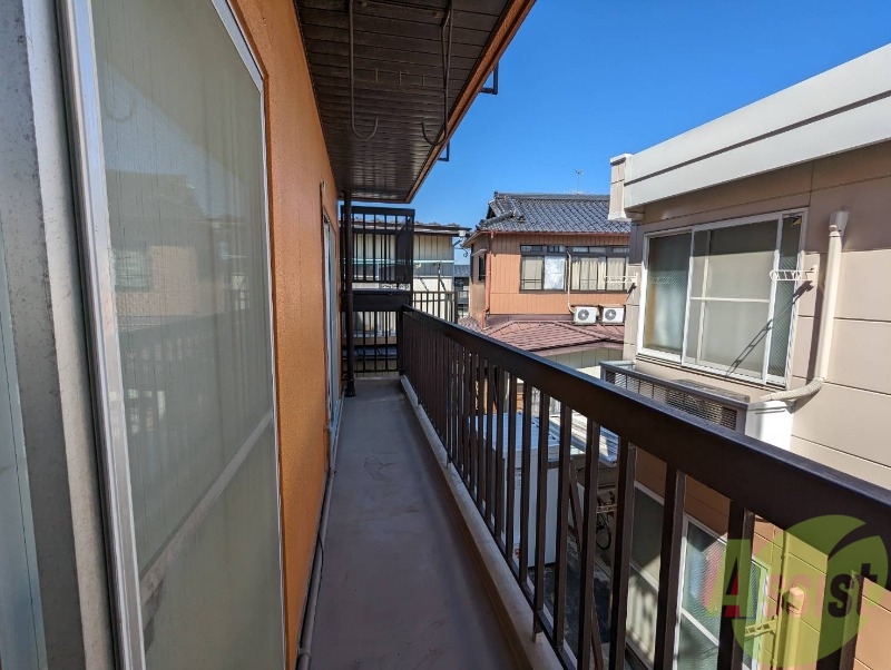 バルコニー　すごく長めのバルコニーがありますので洗濯物が沢山干せます。