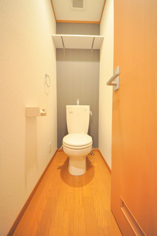 トイレ　コンセントが付いているので入居後にウォシュレットを後付け可能