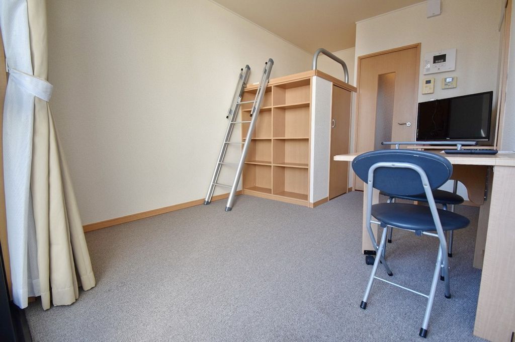 居室・リビング　1階フローリング、2階カーペット