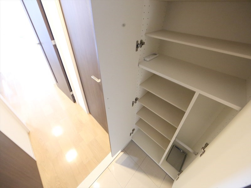 玄関　玄関　シューズボックス付（収納充実してます）