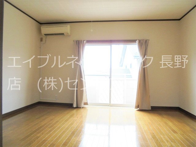 居室・リビング　写真は104号室です（参考）