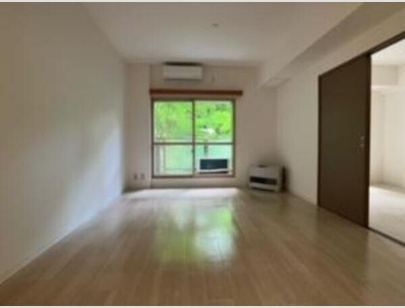 居室・リビング　内装中につき同タイプ別号室の画像です。