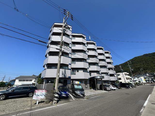 建物外観　エレベータ付きの６階建てマンションです