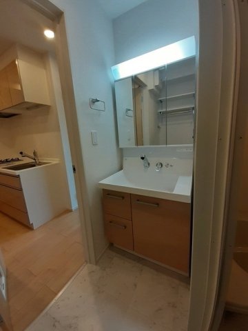 洗面設備　ゆったりとスペースのある洗面所