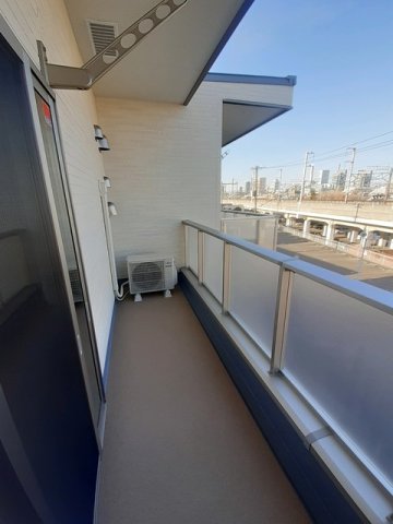 バルコニー　暖かな日差しのふりそそぐバルコニー