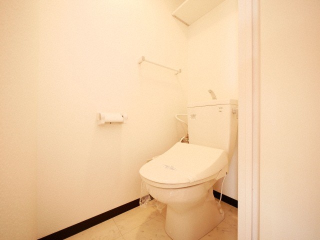 トイレ　嬉しいウォシュレット付きのトイレ！便座温かいですよ♪