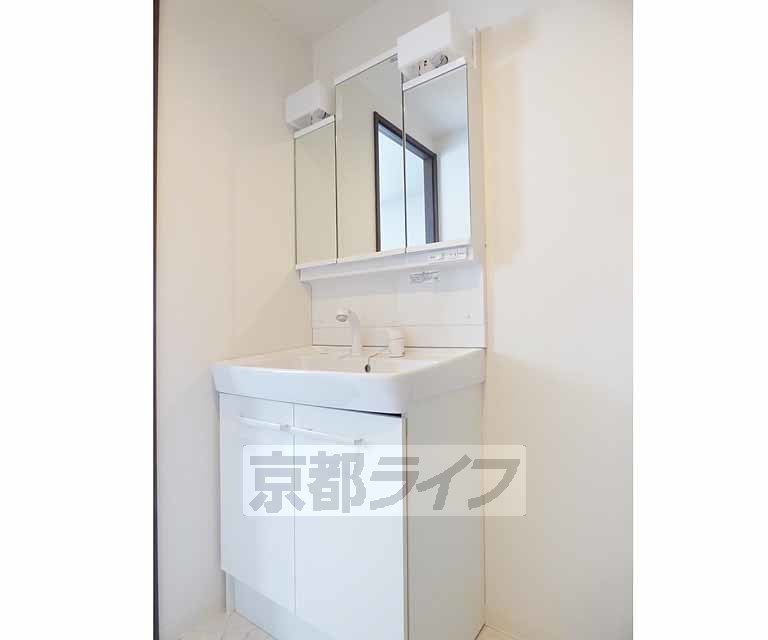 洗面設備　三面鏡。