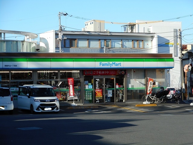 コンビニ　ファミリーマート（コンビニ）まで400m