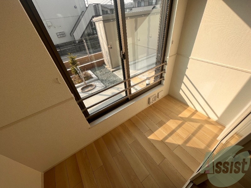 バルコニー　バルコニーはサンルームになっております。悪天候でも安心です。