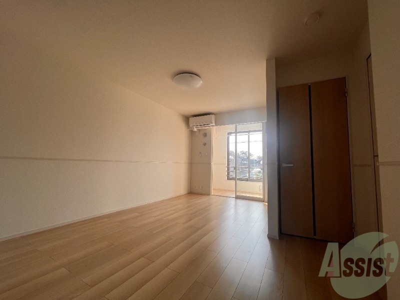 居室・リビング　リビングは１２．８帖のＬＤＫです。広々していますね。