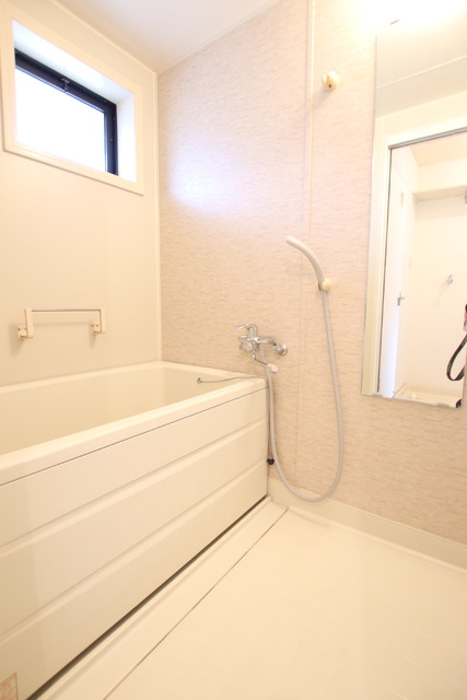 バス・シャワールーム　小窓付バスルーム