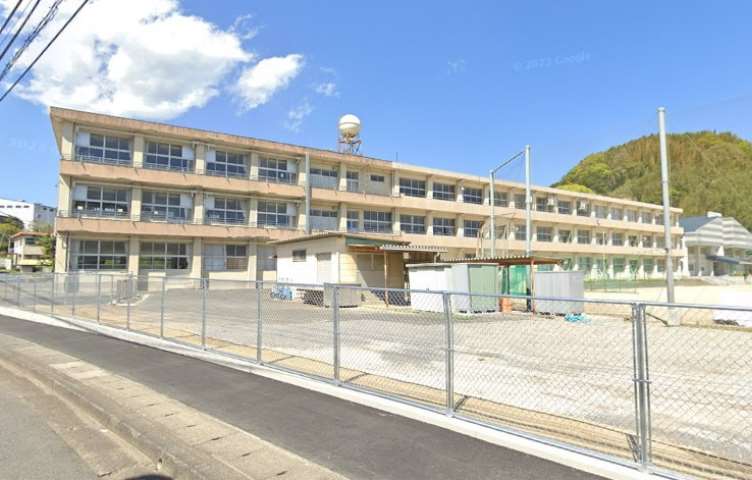 中学校　大分市立稙田中学校（中学校）まで904m