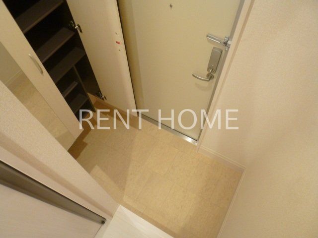 玄関　トールタイプのシューズボックス付き