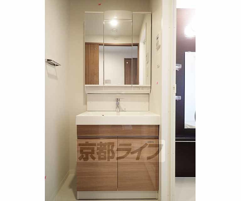 洗面設備　収納スペースの多い洗面所です。