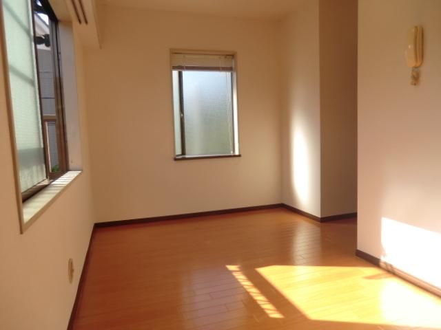 居室・リビング　６帖クッションフロア　角部屋２面採光　出窓