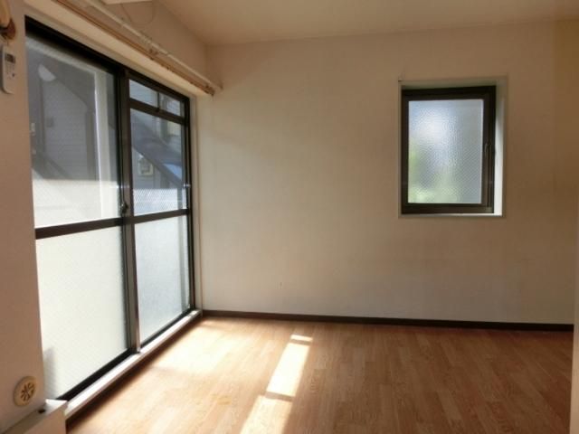 居室・リビング　☆日当たり良好、2面採光☆