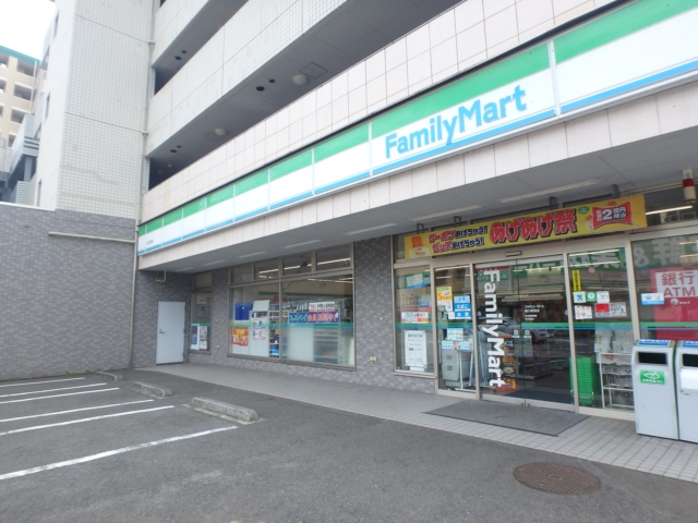 コンビニ　ファミリーマート鶴川駅西店（コンビニ）まで404m