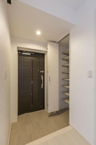 玄関　【共有部・専有部の設備充実、きれいな内装♪】おすすめ物件！