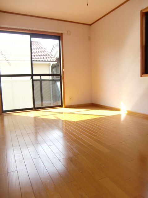 居室・リビング　明るい室内　ワンフロア１世帯