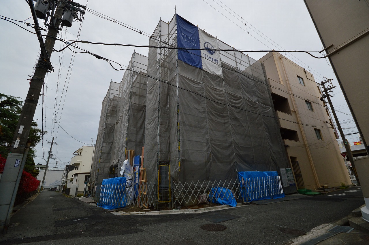 バルコニー　建築中外観写真