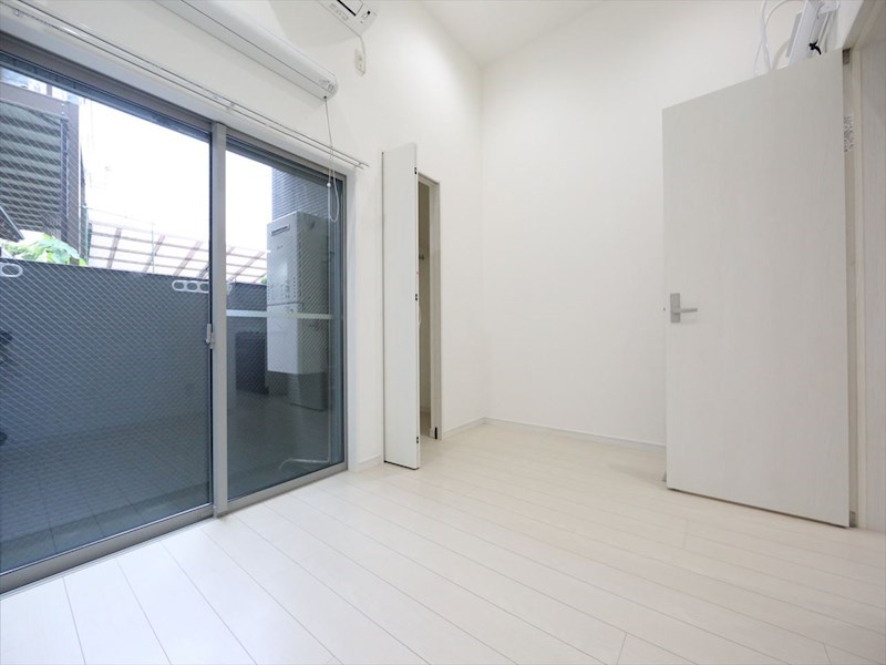 バルコニー　洋室6.0帖　エアコン完備　バルコニーに面しています