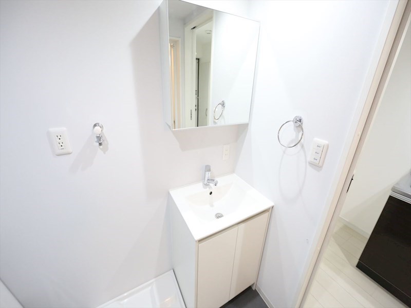 洗面設備　脱衣所　独立洗面台（シャンプードレッサー付）収納スペース有