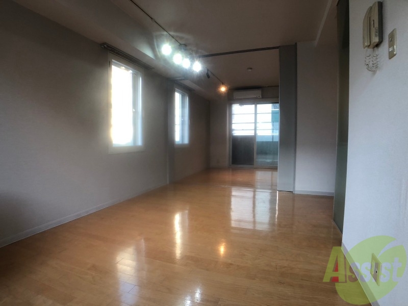 居室・リビング　木目のフローリングは落ち着きのある印象のお部屋になりますね。